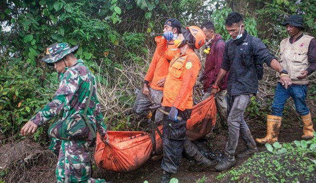 Aumenta a 22 el número de muertos por la erupción del volcán Merapi