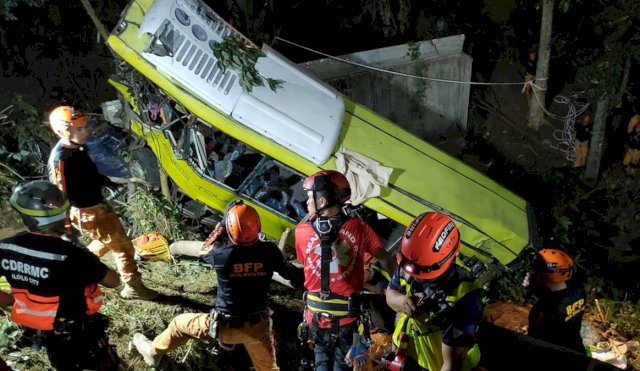 Filipinas: 17 muertos al caer un autobús por una montaña