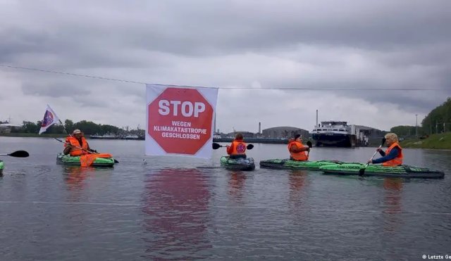 Activistas bloquean acceso a la mayor refinería en Alemania