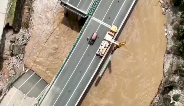 China: colapsó un puente y murieron más de 38 personas 